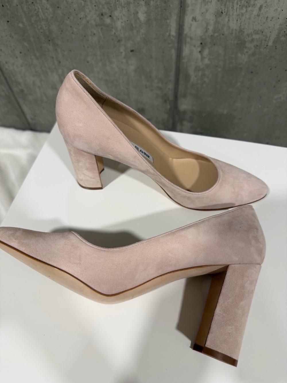 Manolo Blahnik Blush Pink Suede Block Heel Pumps - Picture 4 of 6